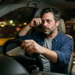 père entrepreneur fatigué au volant